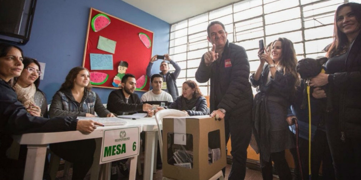 Acompañado de su esposa e hija, el candidato Germán Vargas Lleras depositó su voto.