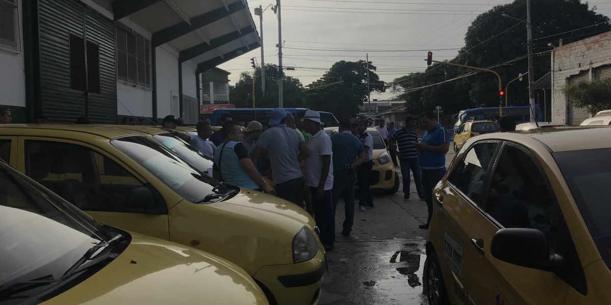 Taxis congregándose en la Federación de Cafeteros para llevar votantes de Iván Duque.