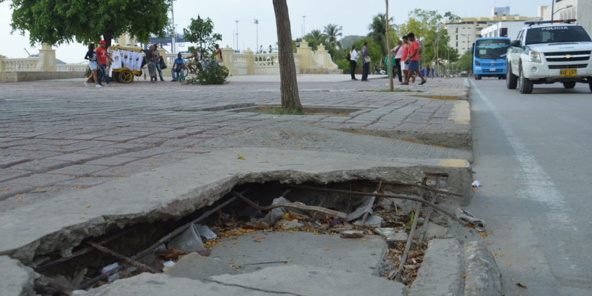 Seguimiento.co Daños en el camellón.