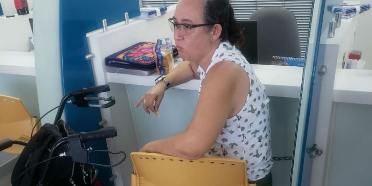 Luz Marina tuvo que encadenarse en un módulo de Medimás para recibir atención médica..
