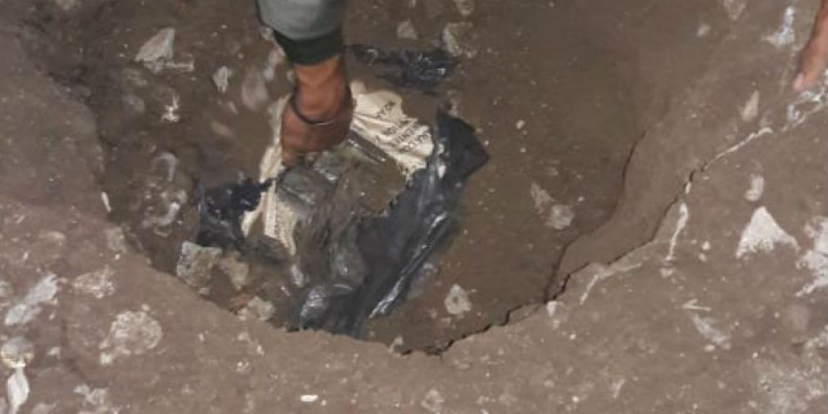El Tiempo. La droga estaba enterrada en el patio de una casa y sería enviada al exterior en los próximos días Foto: Policía Antinarcóticos.