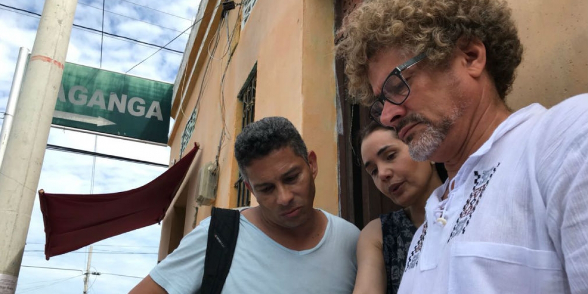 El samario Yuldor Gutiérrez (director de la serie) y Xilena Aycardi (actriz) ultimando detalles de la grabación.