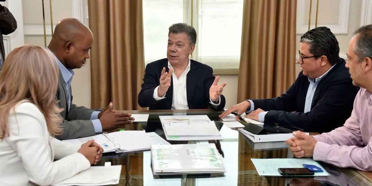 Presidente Santos reunido con ministros Luis Murillo y Germán Arce.