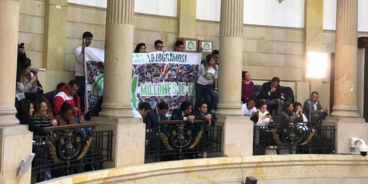 Partido verde- pancarta en el congreso.