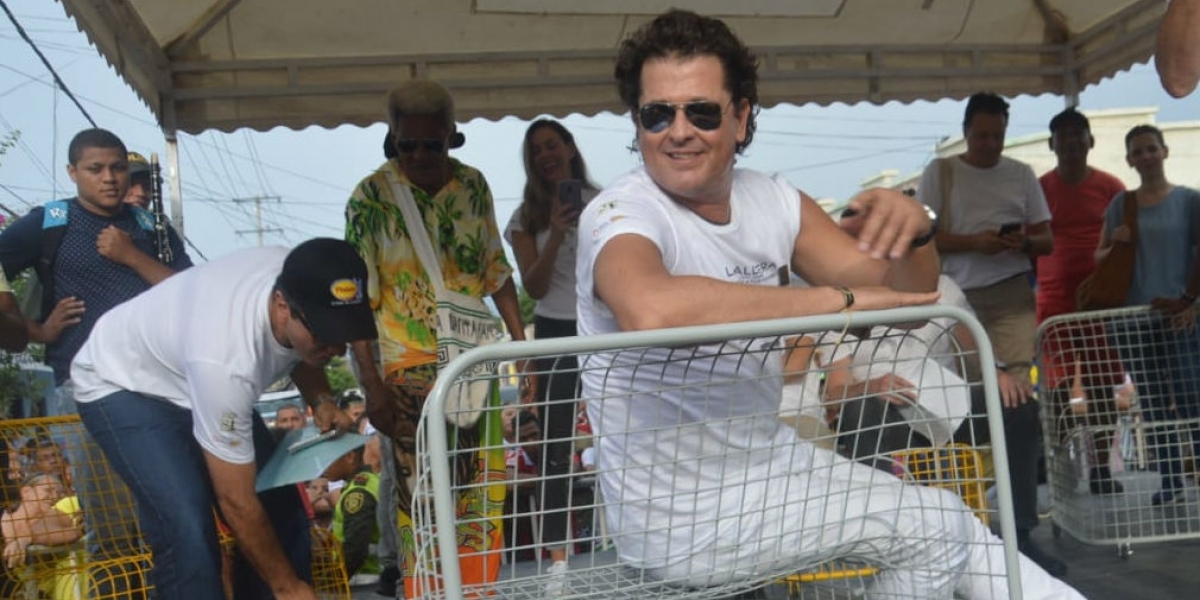 Carlos Vives mostrando por primera vez 'Las Callejeras'. 