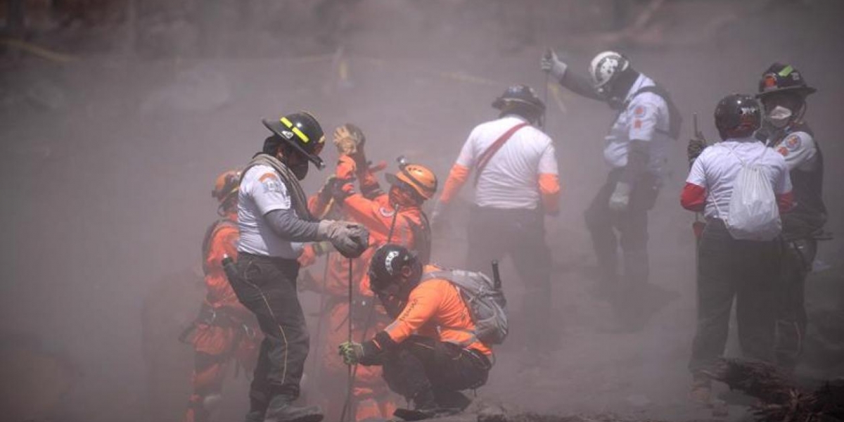 Rescatistas continúan las labores de búsqueda y rescate hoy en el área de El Rodeo, en el departamento de Escuintla (Guatemala). 