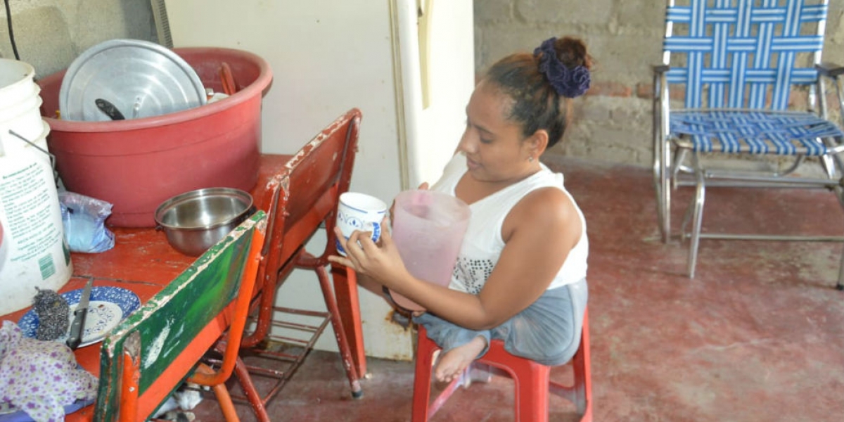 Oscar Mejía- Seguimiento.co Katherine padece deformidad en miembros inferiores con anquilosis en las articulaciones que le impidió caminar.