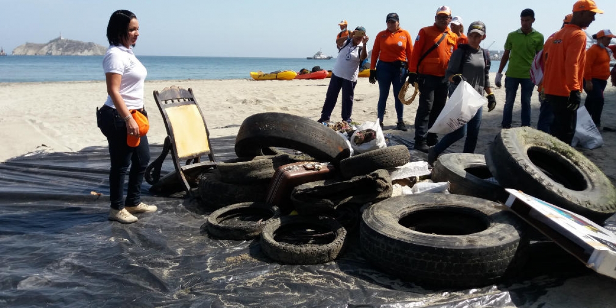 Prensa Alcaldía de Santa Marta. Recolectaron 38.6 toneladas de residuos de esta playa.