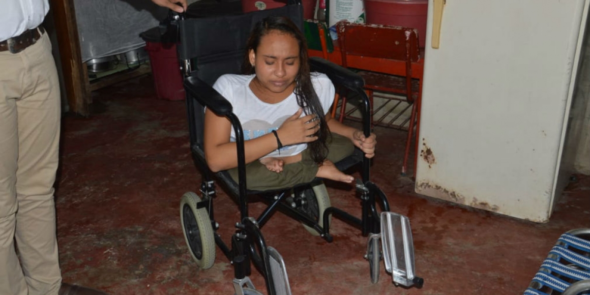 El rostro de Katherine refleja la felicidad al recibir la silla de rueda que le da una luz de esperanza para seguir soñando. 