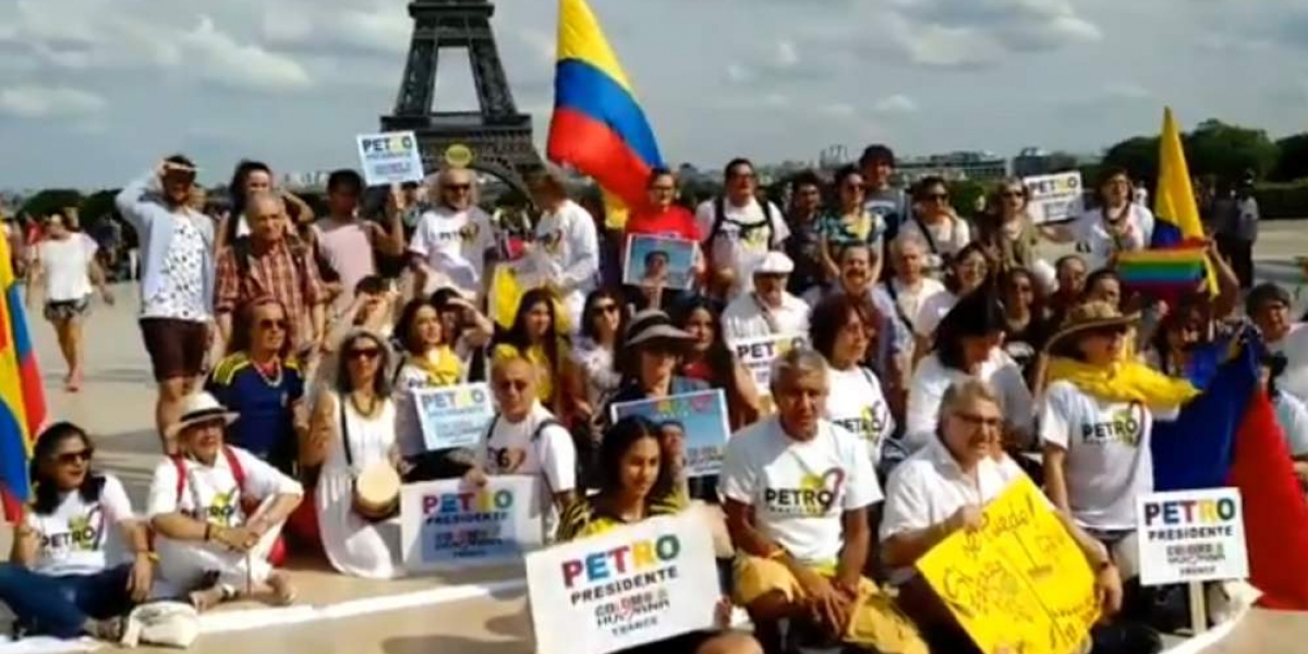 Militantes de Gustavo Petro en París