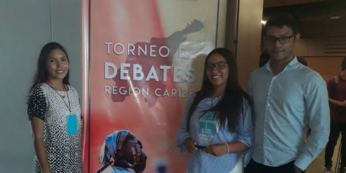 La joven de séptimo semestre del Programa de Economía Ana Pirela Ríos, quien hace parte del equipo de alumnos que concursó en este Torneo, junto con Vanessa Mier García y Daniel José Rueda Lobato, de sexto y cuarto semestre respectivamente, fue premiada por ocupar el primer lugar en oratoria entre todos los participantes de las diferentes universidades de la Costa Caribe colombiana.