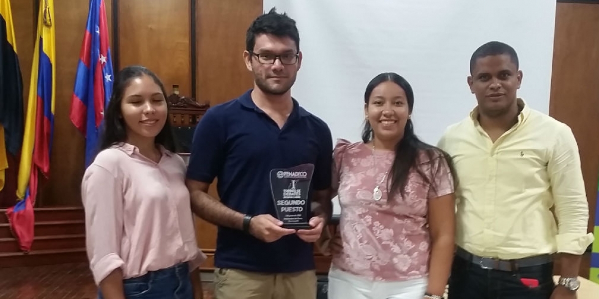 entro de los premios que obtuvo, están la oportunidad de publicar una cuartilla en la Revista Ágora, varios libros y este anhelado reconocimiento.