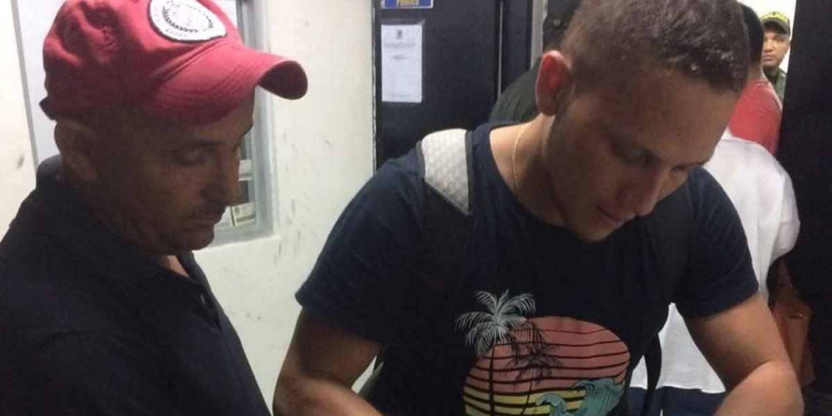 Seguimiento.co Gilberto Luna (izquierda y de gorra) durante la reseña judicial.
