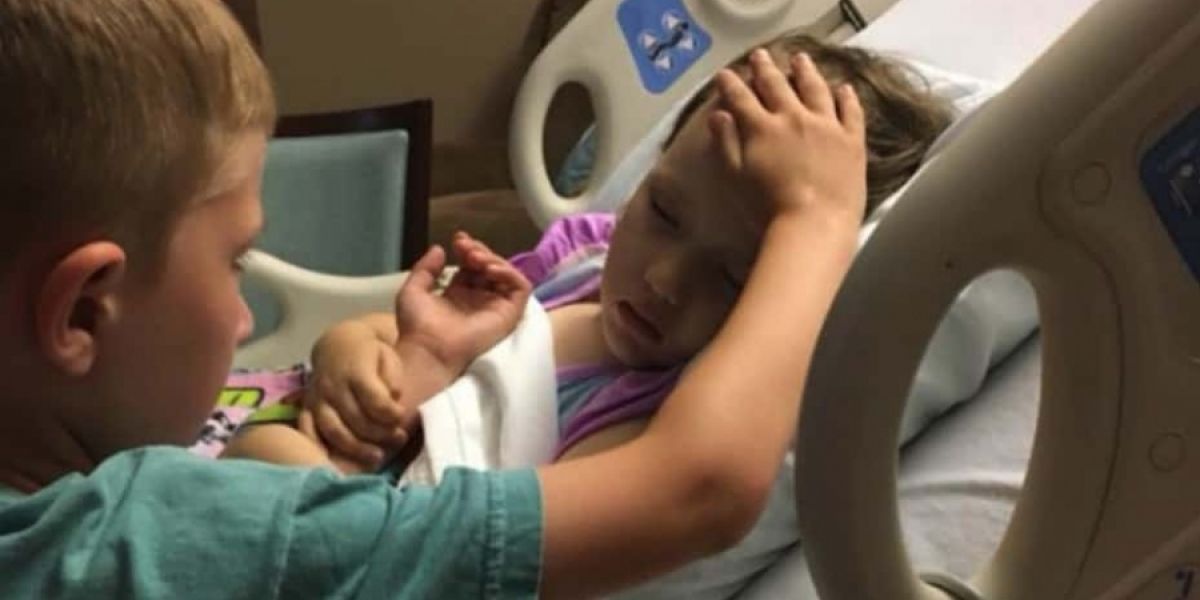 Facebook: Matt Sooter. niño consolando a su hermana.