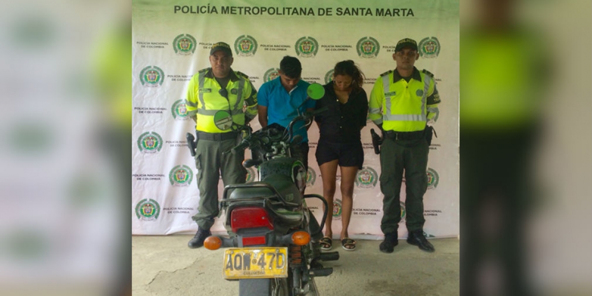 Policía Pareja capturada por presunto robo de motocicleta.