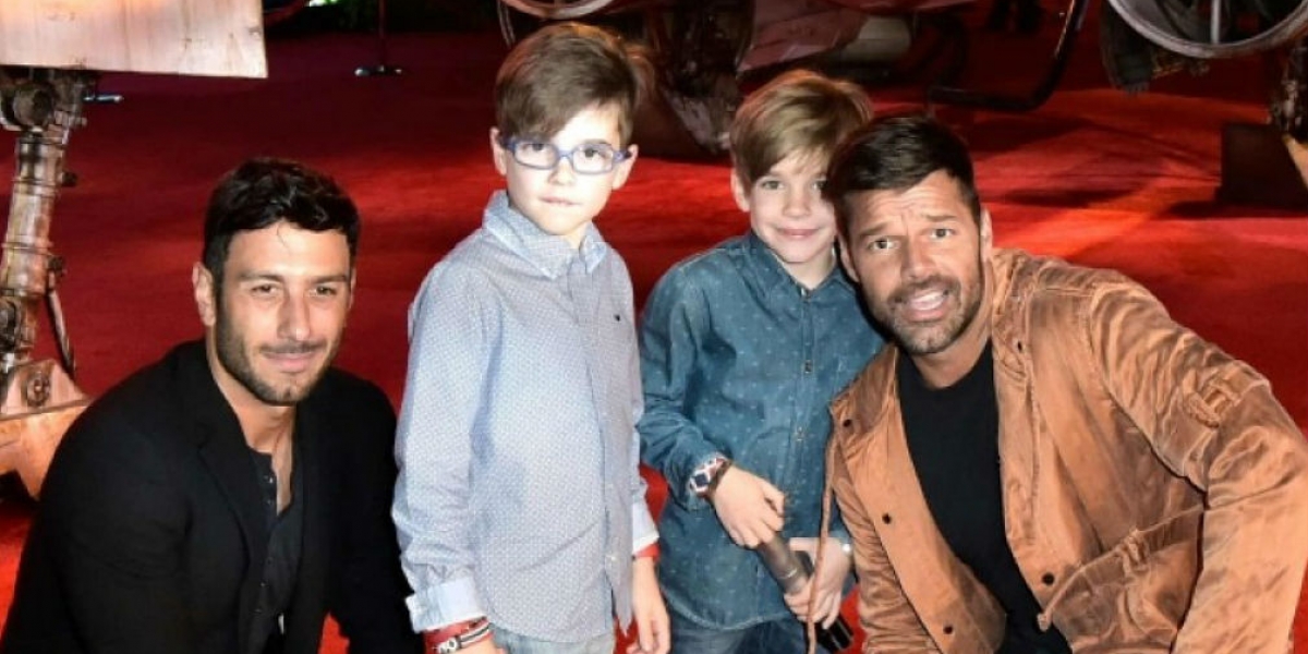 Ricky Martin en compañía de sus hijos y esposo.