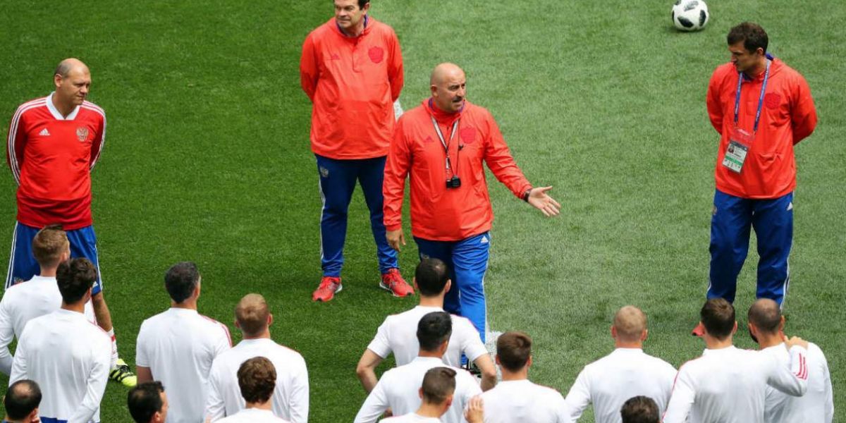 Stanislav Cherchesov habla con sus jugadores de la Selección Rusia.