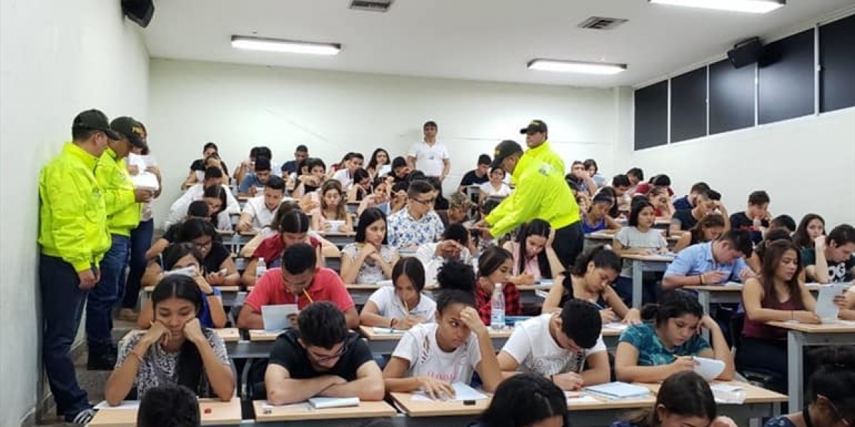 El Heraldo. Policías requisan a los estudiantes en un salón de clases de la Unimagdalena.