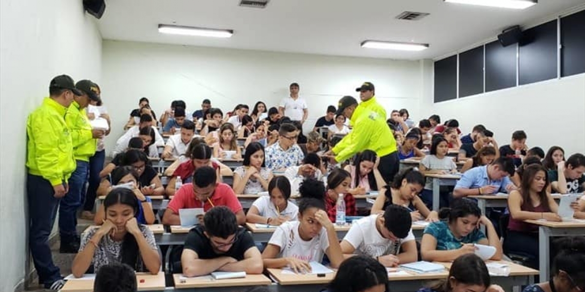 Policías requisan a los estudiantes en un salón de clases de la Unimagdalena.