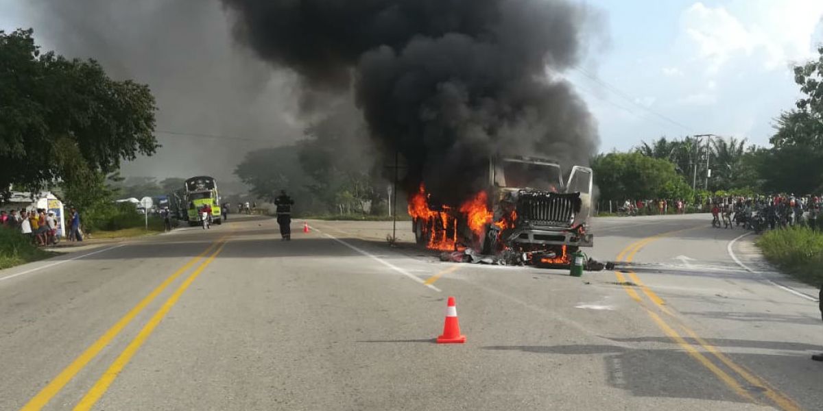 El camión quedó calcinado tras el accidente.