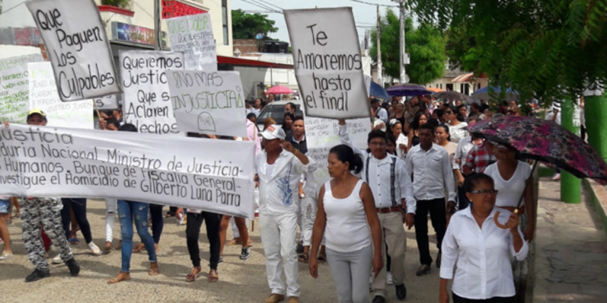 Con pancartas exigiendo justicia, así se llevó a cabo el sepelio de Gilberto Luna, en el municipio de Plato (Magdalena).