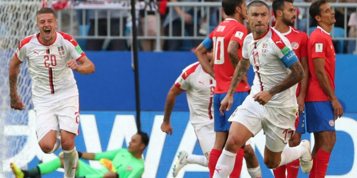 Alexandar Kolarov celebra tras marcar de tiro libre.