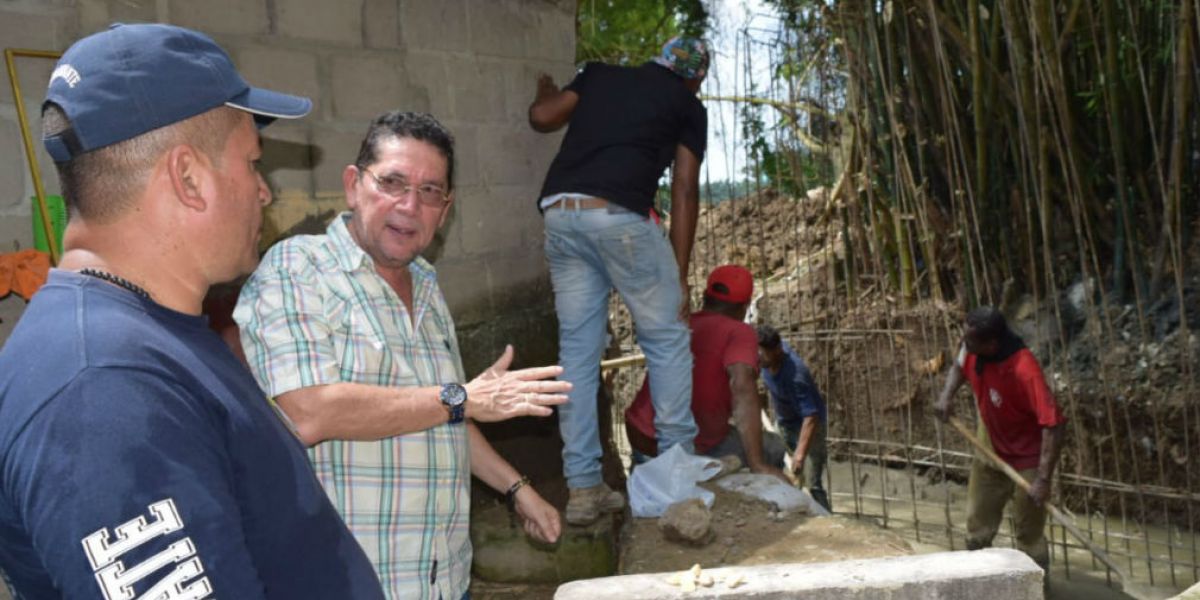 Oficina de Comunicaciones Alcaldía de Aracataca. Dicho muro,en su totalidad, fue construido en varios frentes.