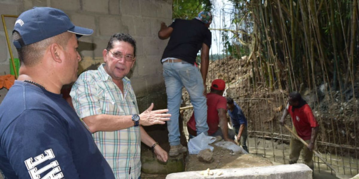 Dicho muro,en su totalidad, fue construido en varios frentes. 