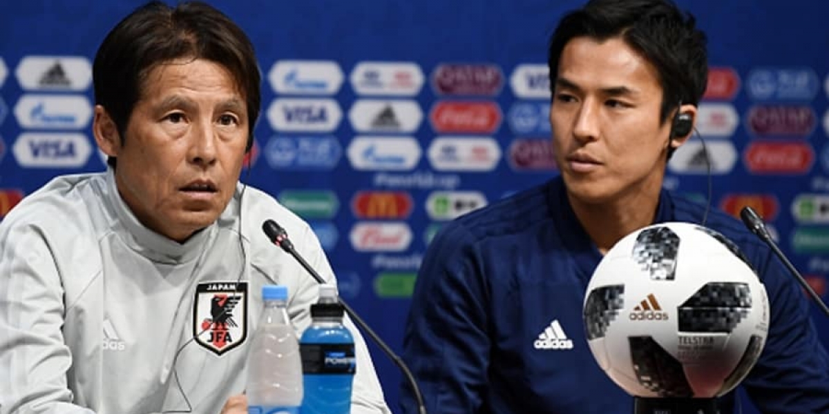 El técnico Akira Nishino (i) y el centrocampista Makoto Hasebe en rueda de prensa previa al partido.