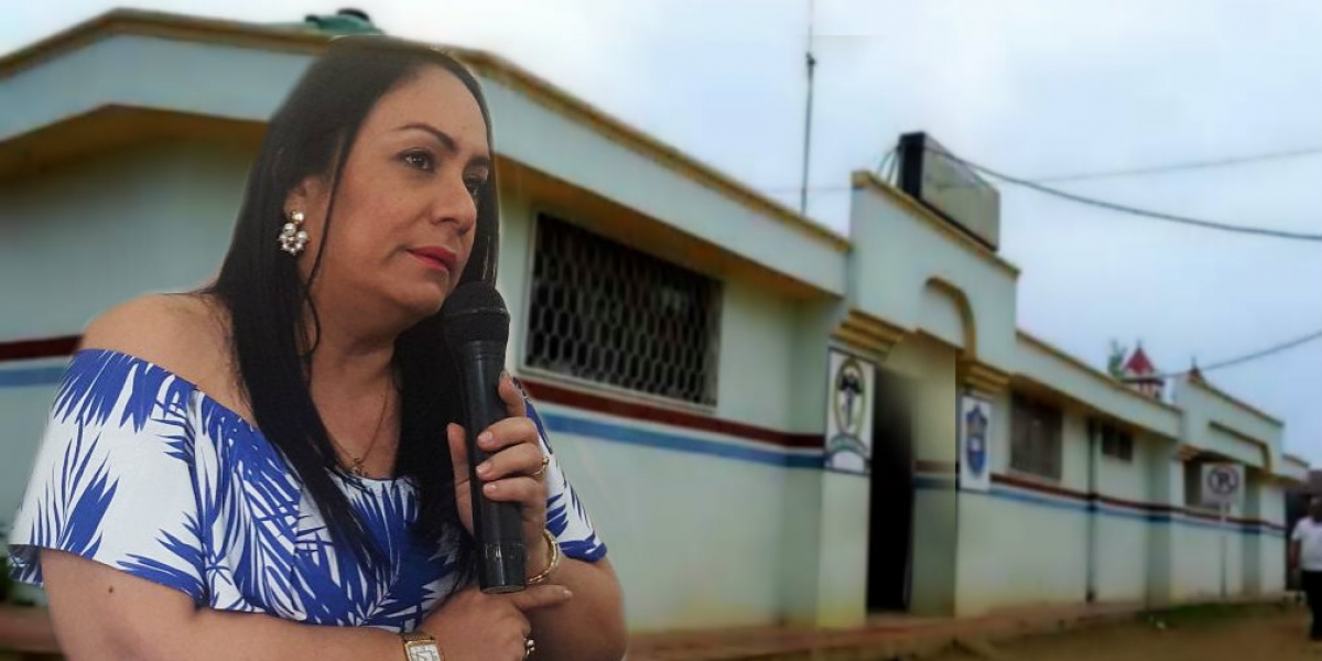 Claudia Patricia Aarón, diputada del Magdalena. Al fondo, el hospital del municipio de Concordia.