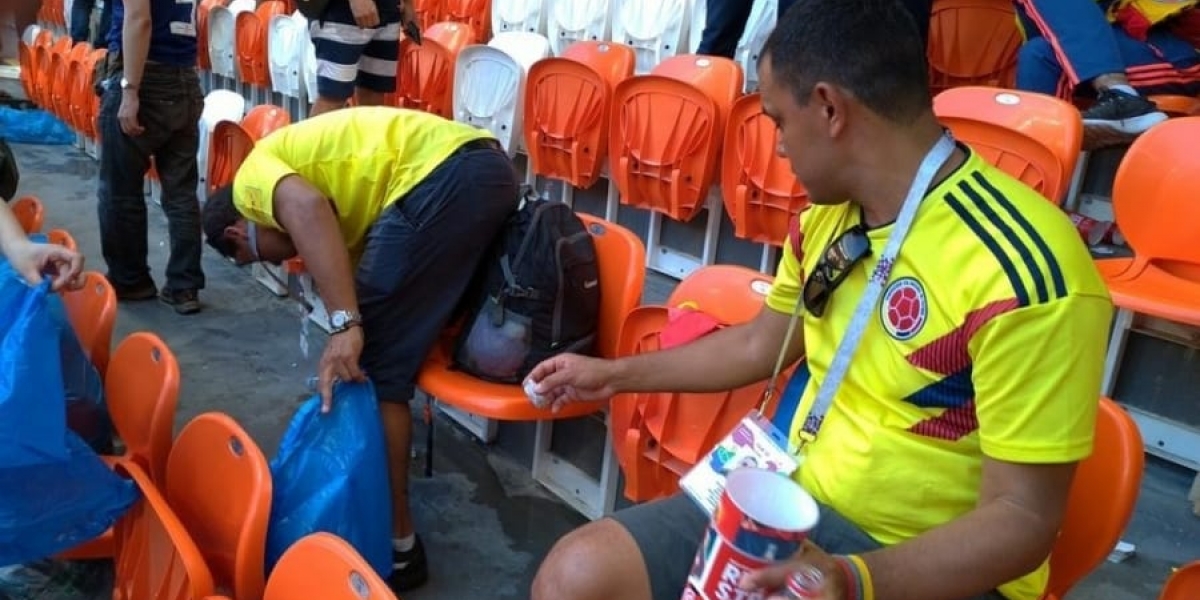 Colombianos recogiendo basura en el estadio de Saransk.