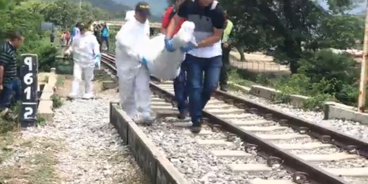 Captura de video. Momentos en el personal criminalística hacía el levantamiento del cadáver.