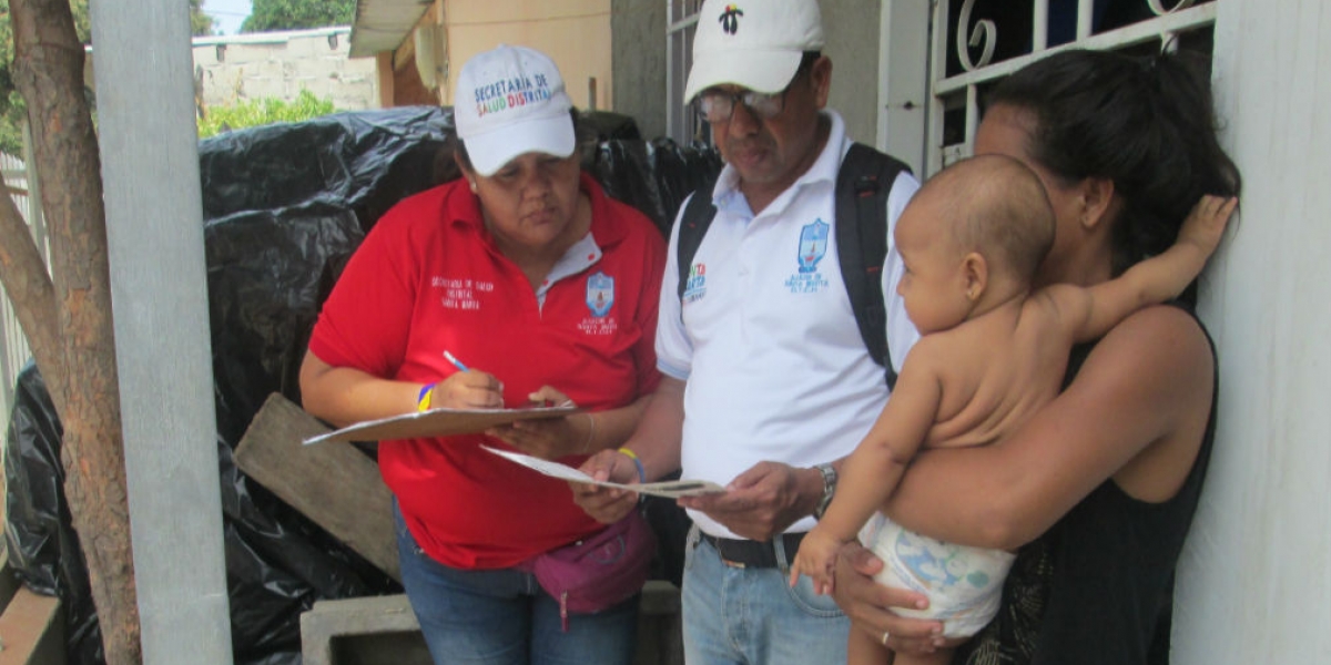 La actividad realizada, casa por casa, se desarrolló revisando, en primera instancia, los carnés de vacunación que deben brindar los padres de familia o cuidadores.