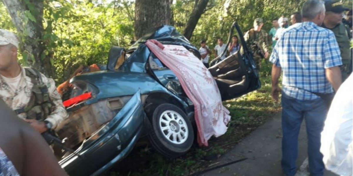 Al parecer, el conductor perdió el control del vehículo y chocaron contra un árbol.