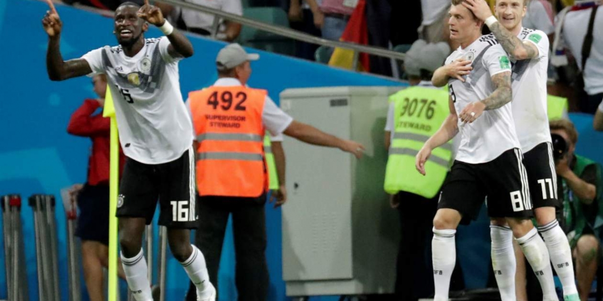  Toni Kroos celebra el tanto del triunfo alemán.