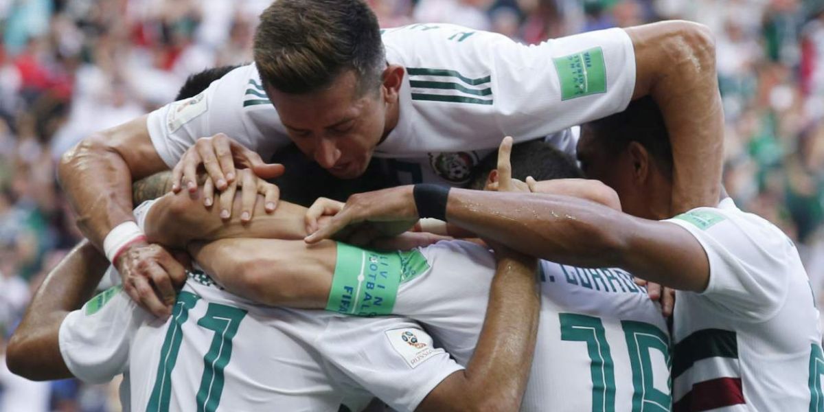  Los jugadores de México celebran tras la anotación. 