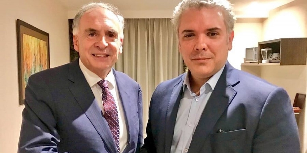 Iván Duque, el nuevo presidente electo de Colombia junto al efe de Misión de Verificación de ON, Jean Arnault.