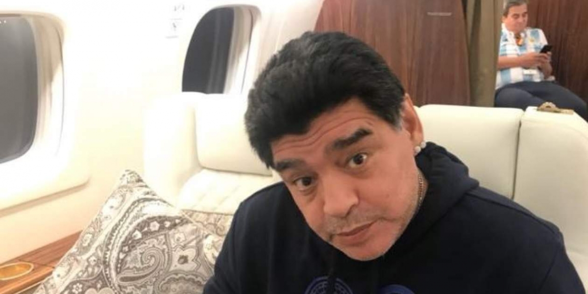 Diego Maradona en el vuelo rumbo a Moscú. 