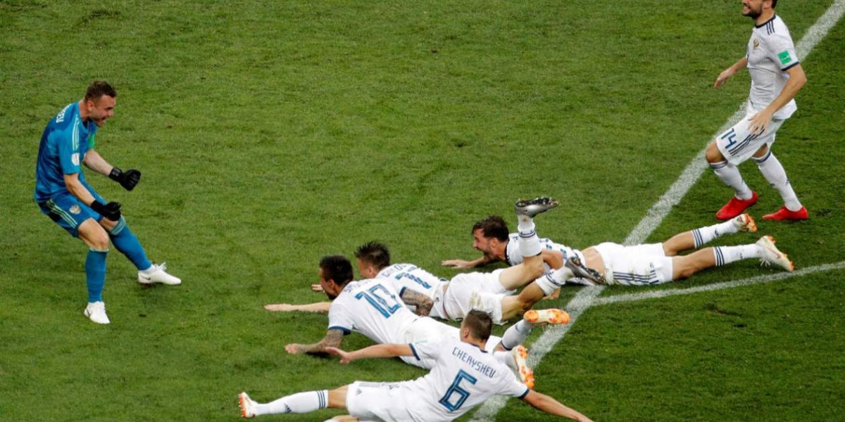 Jugadores rusos celebran la victoria tras el partido España-Rusia.