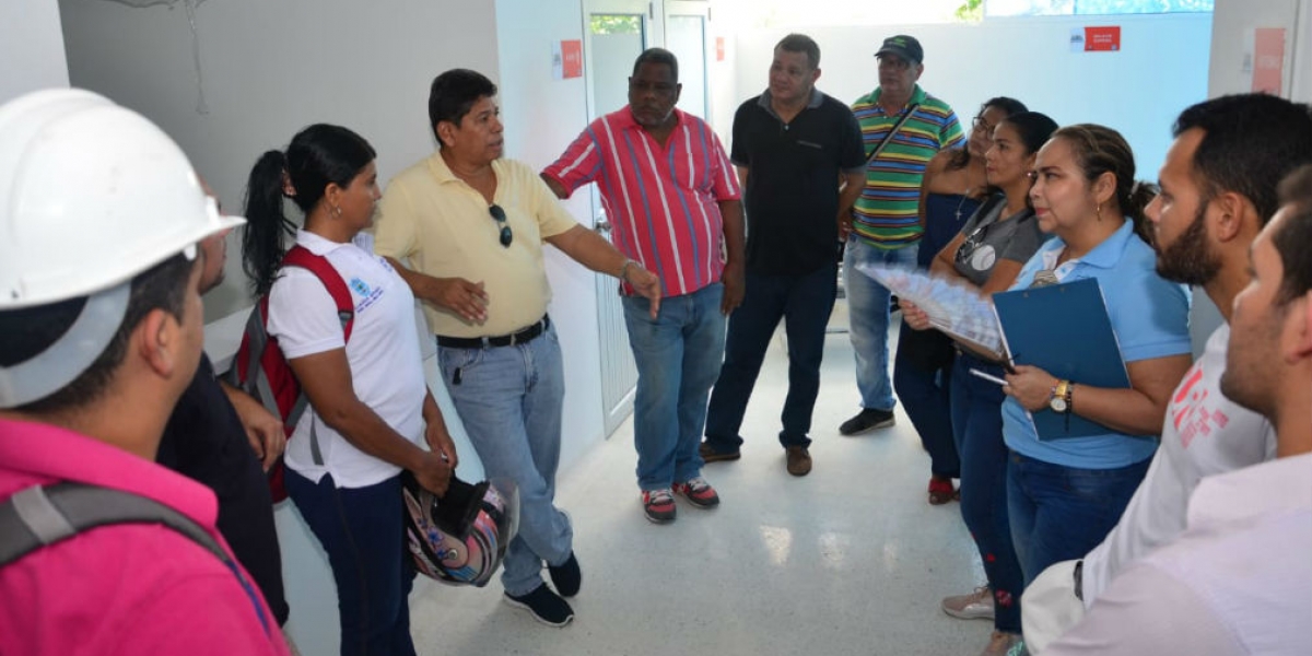 El secretario de Salud, Julio Salas, socializó los servicios en el centro de salud.