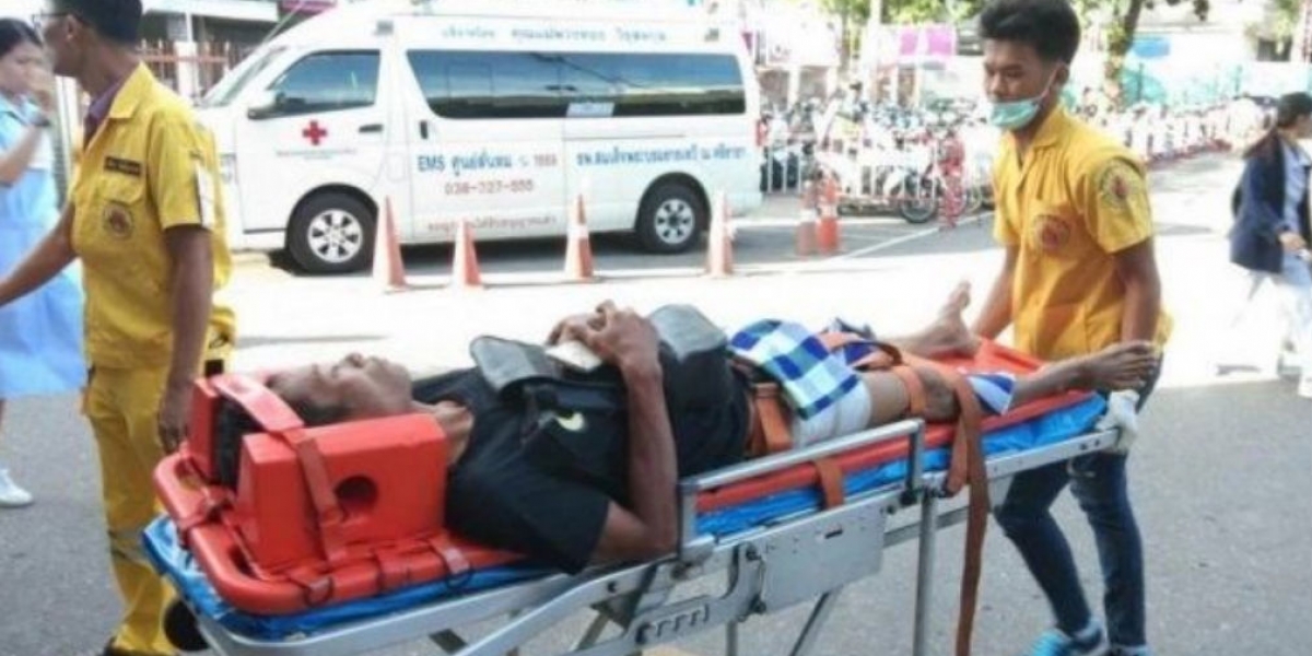 Tomado de El Clarín. Hombre atendido por los médicos.