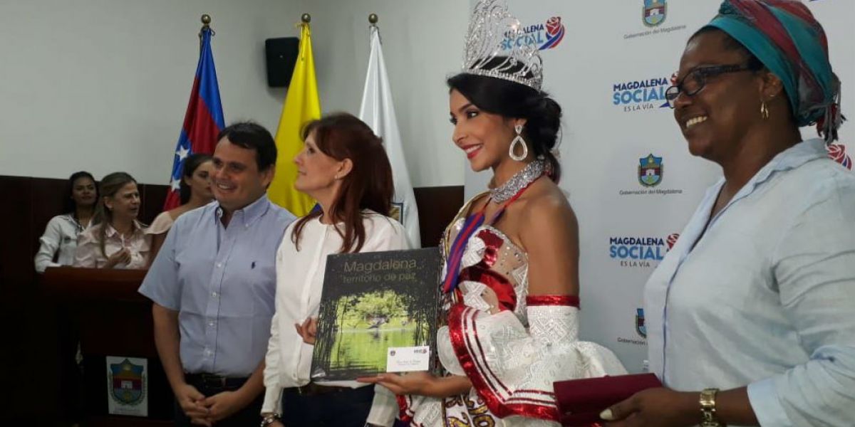  la Reina Internacional del Folclor, Isabella Margarita Vargas Mozo; en compañía de la la gobernadora del departamento del Magdalena, Rosa Cotes de Zúñiga y miembros de su gabinete.