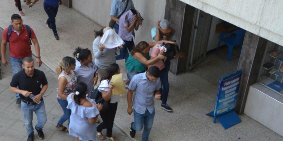 Los estudiantes a la entrada de las audiencias en Santa Marta.	