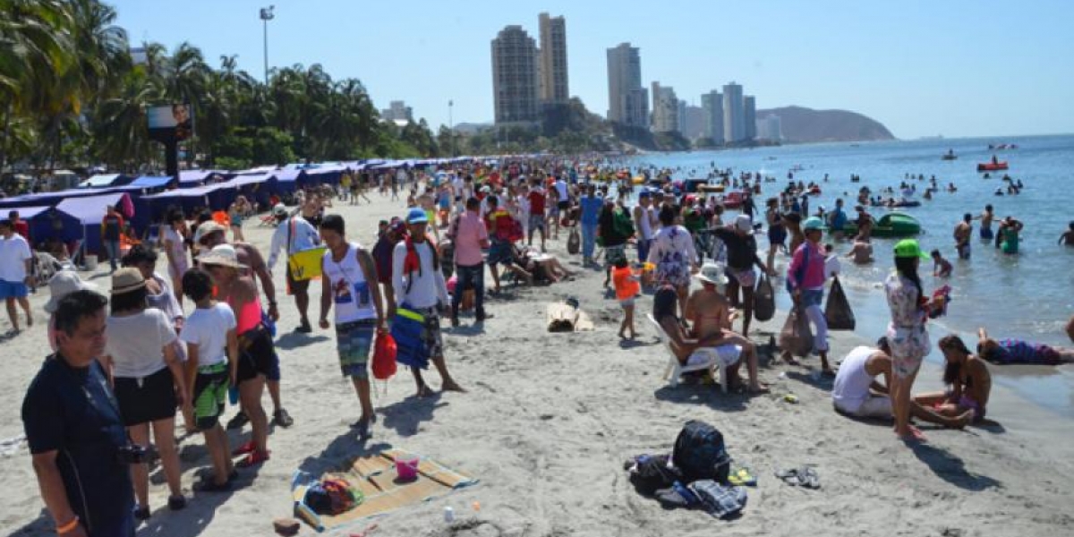 En esta foto captada al mediodía de ayer se puede palpar el lleno casi total de las playas de El Rodadero.