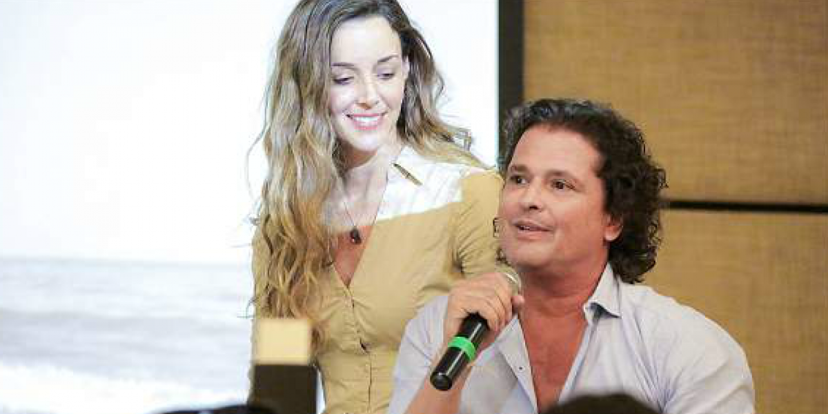 El artista samario Carlos Vives en compañía de su esposa.