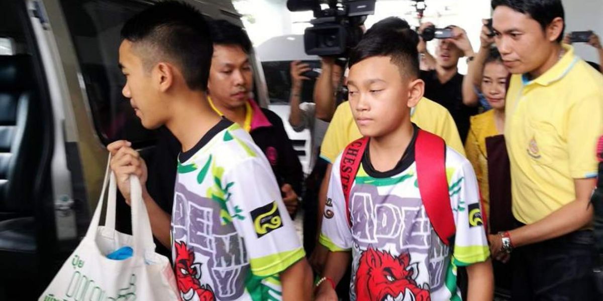 Dos de los niños rescatados de cueva en Tailandia.