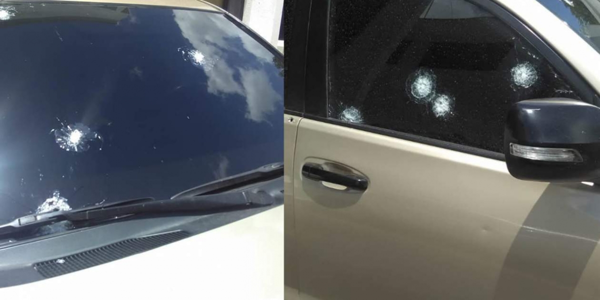 Tomados de Redes Sociales. Camioneta donde se desplazaba el director de la Dian, atacada a bala.