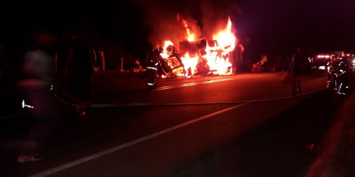 Las llamas acabaron al vehículo que colisionó. 