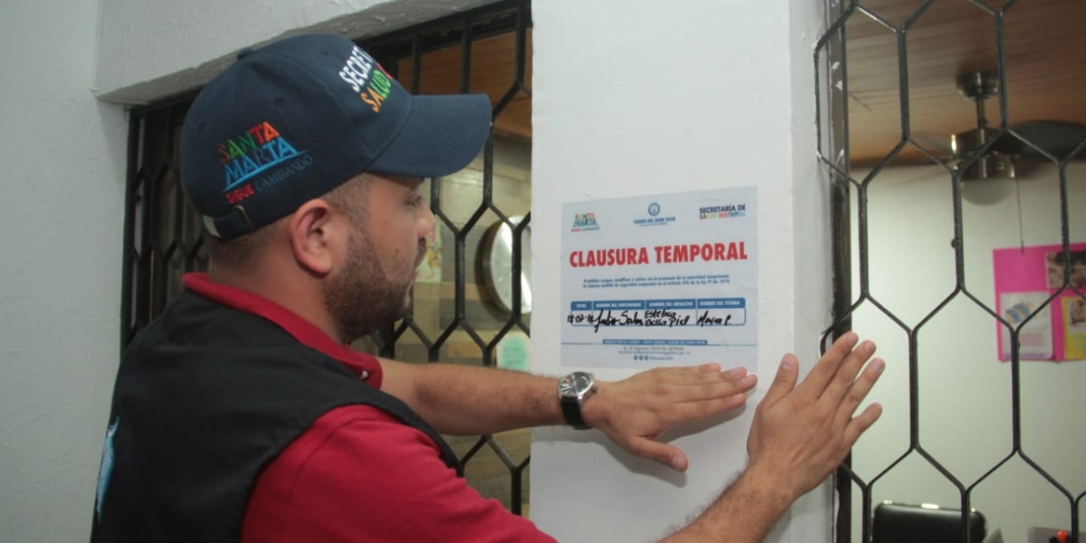 Alcaldía de Santa Marta El secretario de salud, Julio Salas, lideró el operativo de cierre.