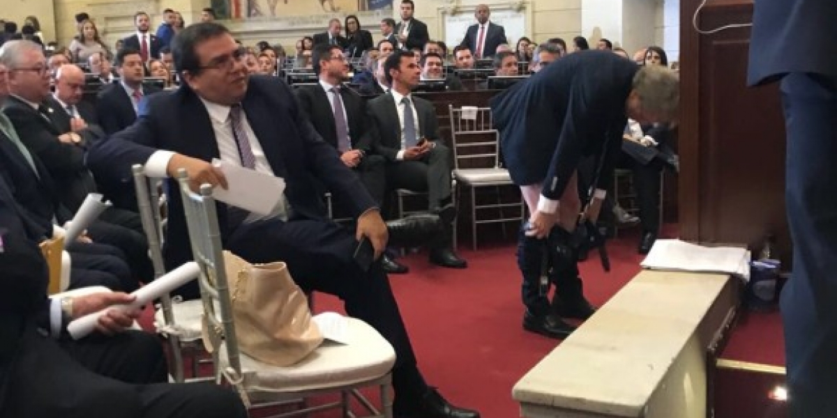 La plenaria del Congreso se vio sorprendida cuando Mockus se bajó los pantalones ante los asistentes.